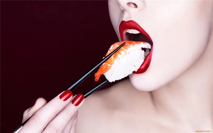 девушка ест суши
