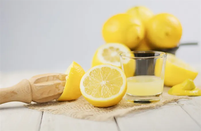 выжатый лимон и лимонный сок