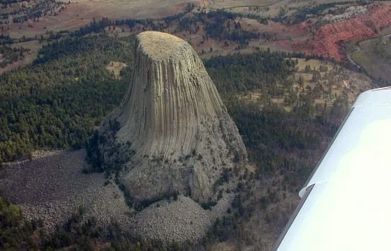 Вид на Башню Дьявола из самолета