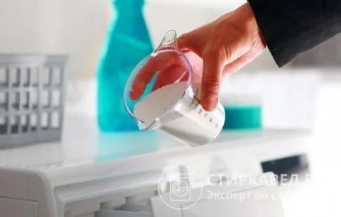 Используйте мерный стаканчик для правильного количества моющего средства