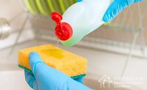 Обычное моющее средство и кухонная губка, имеющаяся на кухне у каждой хозяйки, очистят подошву утюга
