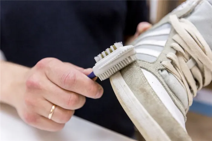 Как правильно стирать кроссовки вручную