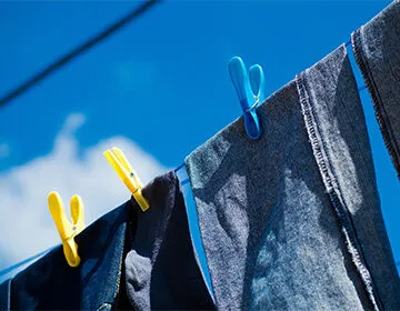 Как быстро высушить джинсы, не испортив их: ознакомьтесь с таблицей методов быстрой сушки, которые вы можете использовать в домашних условиях.