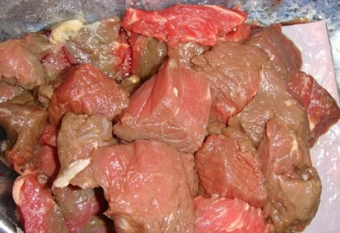 Серовато-зеленое мясо нужно выбрасывать без сожаления / Фото: sueveriya.ru