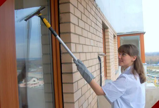 Специальная швабра с регулируемой длиной ручки для облегчения уборки плоских балконов