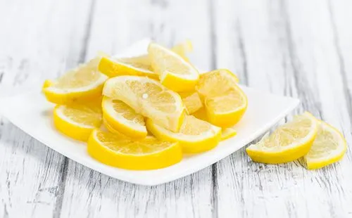 Свежие ломтики лимона