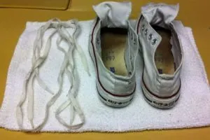 Как отмыть белые шнурки в домашних условиях — 10 способов. Как отбелить шнурки белые 5