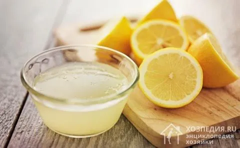 Используйте лимонный сок вместо лимонной кислоты для очистки душевых кабин.