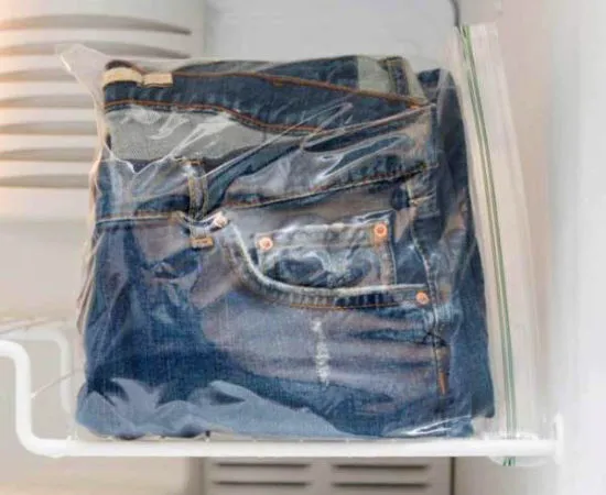 Заморозьте джинсы в морозильной камере, чтобы удалить пятна от смолы.