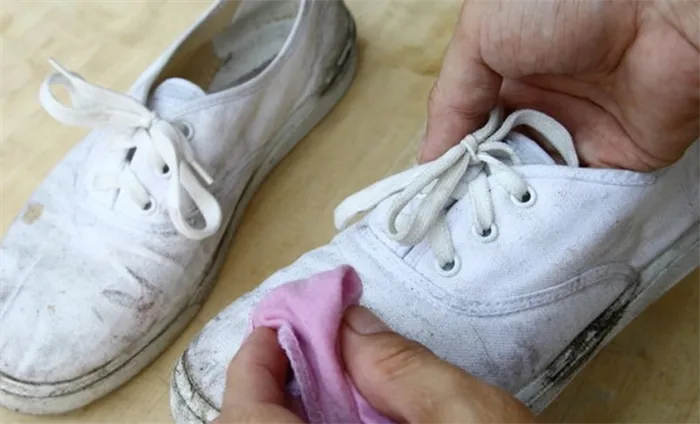 Как избавиться от стойких пятен на белых кроссовках в домашних условиях
