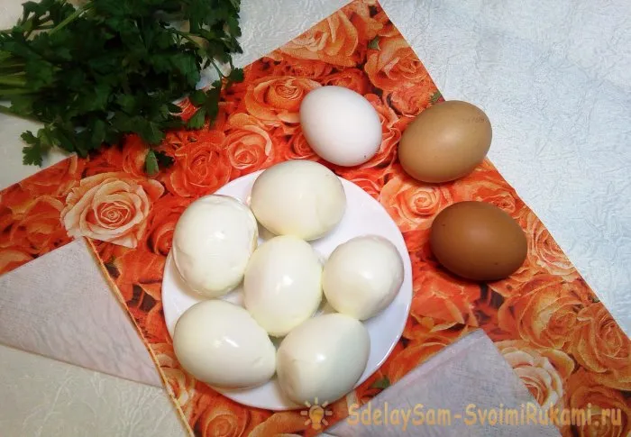 Четыре простых способа очистить вареные яйца