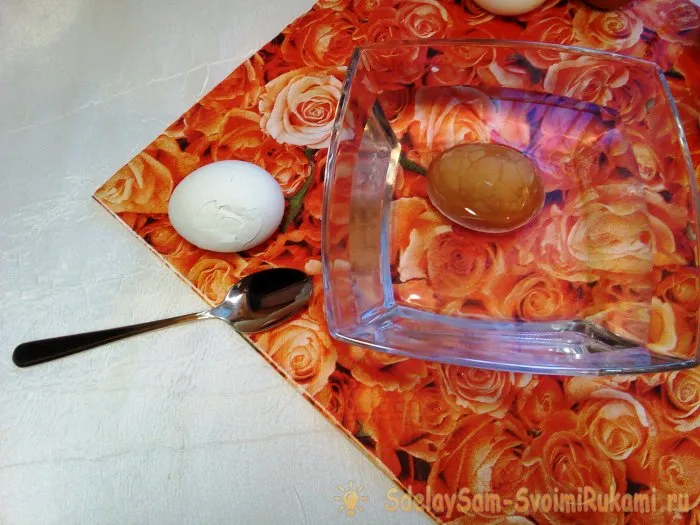 Четыре простых способа очистить вареные яйца