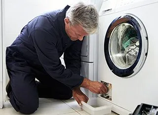 Слейте воду из сливного ситечка стиральной машины