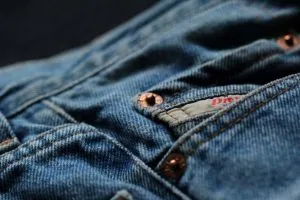 Как растянуть узкие джинсы и «нарастить» их длину: ошпариваем, распариваем и разрезаем пополам. Как растянуть джинсы в длину 16