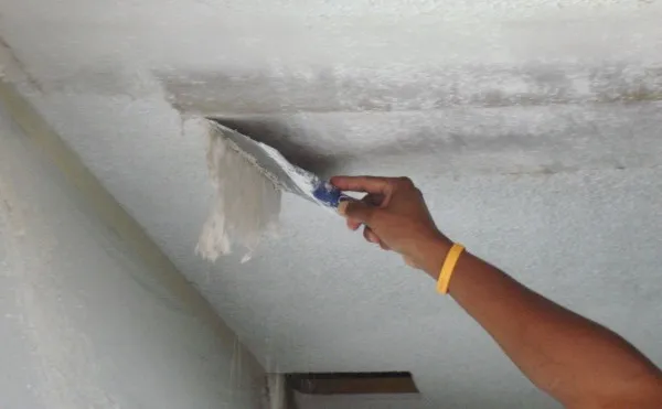 Как удалить краску с потолка
