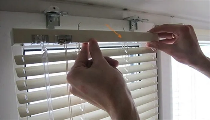 Как снять жалюзи с окна: инструкция по видам. Как снять жалюзи с окна 2