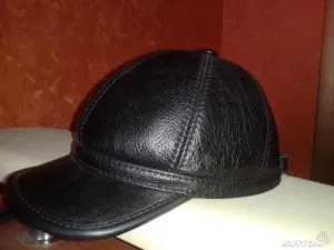 Черные кожаные кепки