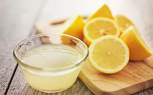 Свежевыжатый лимонный сок в чашке