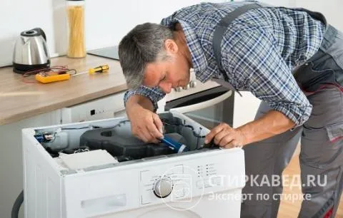 Чтобы добраться до бака стиральной машины, сначала снимите крышку и приборную панель
