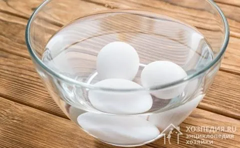 Чтобы определить свежесть яиц, замочите их в воде (если они тонут, значит, они свежие).