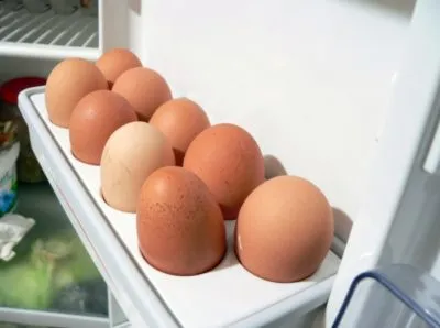 Каков срок хранения в домашних условиях сырых куриных яиц при комнатной температуре согласно СанПиН. Сколько хранятся яйца в холодильнике сырые 4