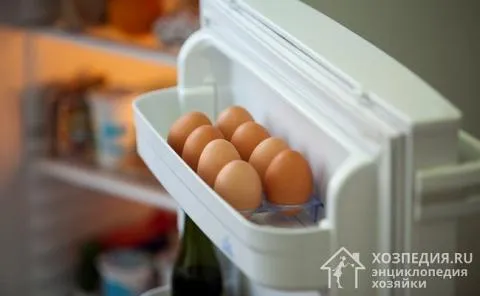 Специальные разделители в дверцах холодильника - не лучший способ хранения яиц!