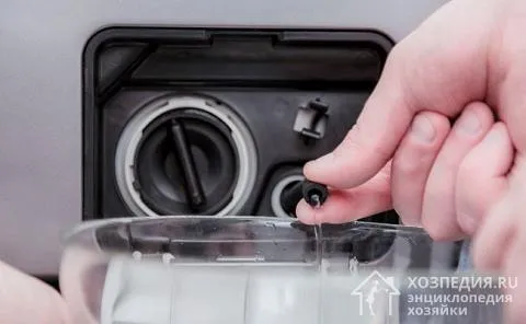Самый простой способ слива воды из бака - через аварийный шланг в отсеке фильтра в нижней части устройства