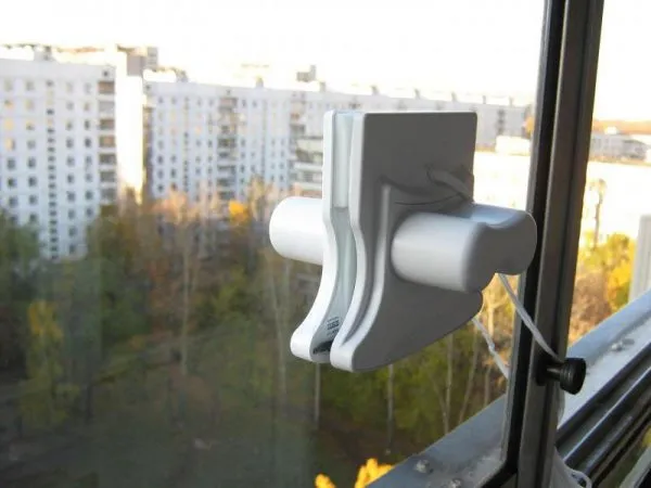 Зубная щетка с магнитным шнуром для окна