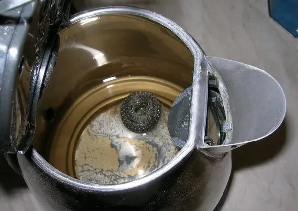 Очищайте чайники пищевой содой.