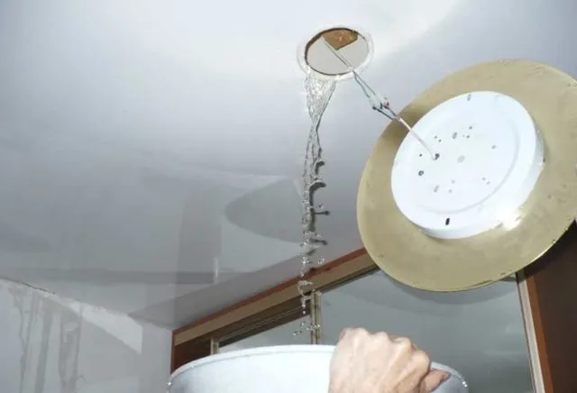 Полезные рекомендации, как самостоятельно убрать воду с натяжного потолка, если затопили соседи. Как слить воду с натяжного потолка 20