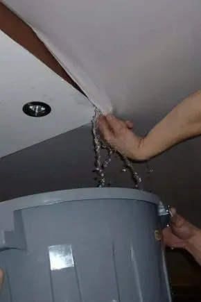 Полезные рекомендации, как самостоятельно убрать воду с натяжного потолка, если затопили соседи. Как слить воду с натяжного потолка 35