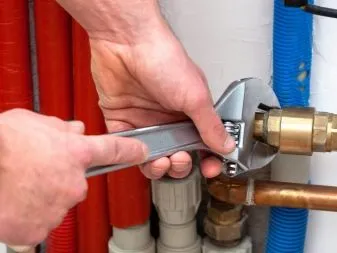 Полезные рекомендации, как самостоятельно убрать воду с натяжного потолка, если затопили соседи. Как слить воду с натяжного потолка 14