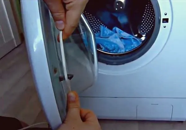 Зацепите разблокировку стиральной машины веревкой или проволокой