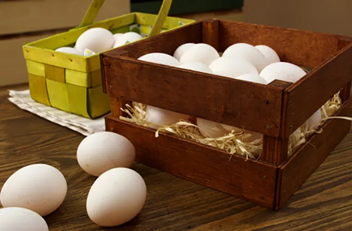Яйца в деревянном ящике