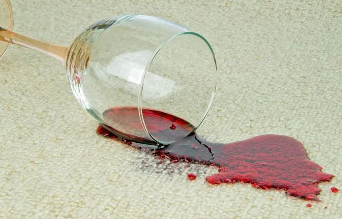 Свежие пятна от красного вина легко удаляются с помощью соли.
