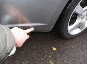 Как удалить царапины с автомобиля