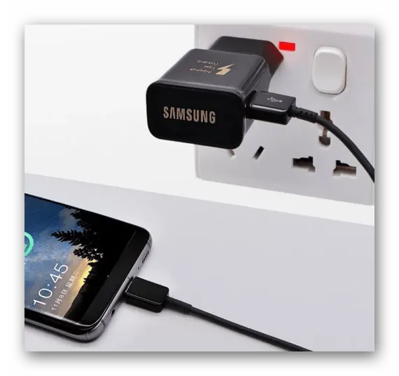 Подключите устройство Samsung к зарядному устройству