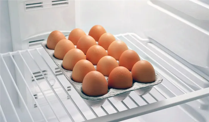Вареные яйца в холодильнике.