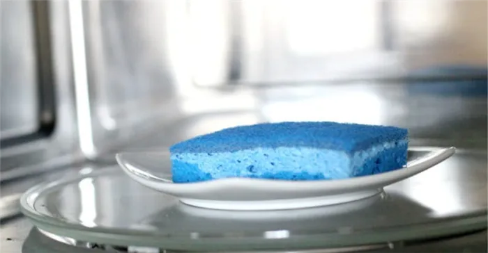 Чистка микроволновых печей с помощью губки и средства для мытья посуды