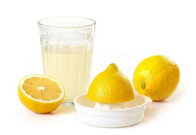 Как и чем отстирать пятна от еды с рук - Соль и лимонный сок - фото
