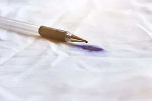 10 способов отстирать чернила от шариковой ручки с одежды. Как отстирать ручку с белой рубашки 3