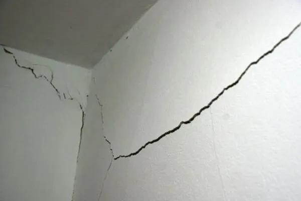 Трещины в стенах внутри квартир