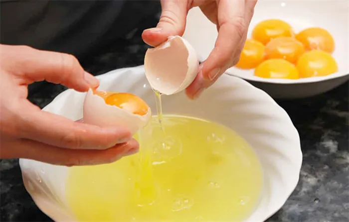 Яичные белки в блюде