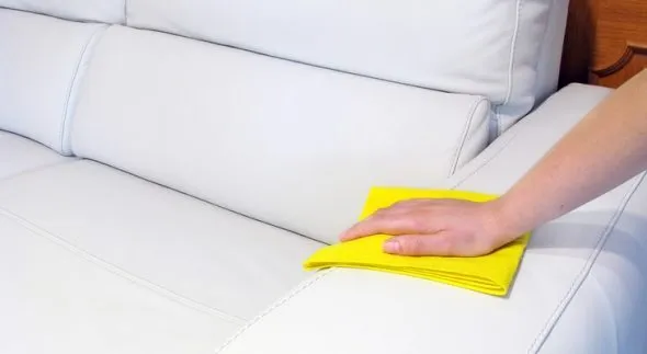 Протирая диван, нужно помнить, что тряпка может линять и оставлять следы.