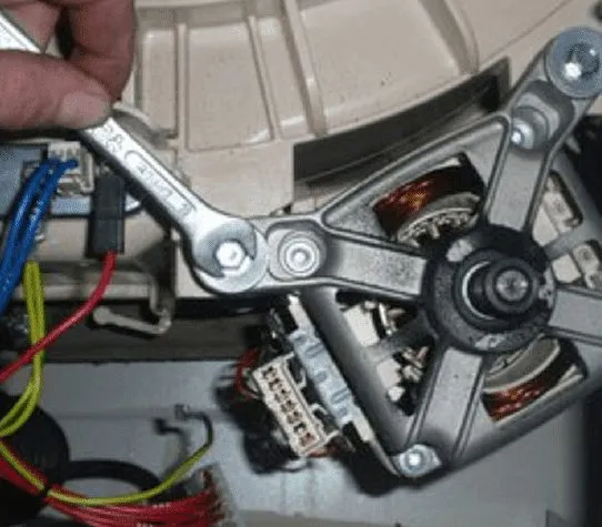 Инструкция как снять двигатель стиральной машины. Как снять двигатель со стиральной машины 3