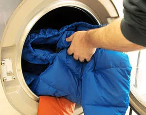 Помещение куртки в стиральную машину