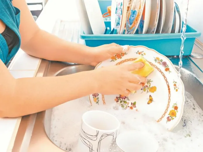 Мытье посуды с помощью губки