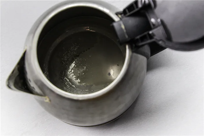 Как безопасно и быстро очистить чайник от накипи?