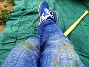 Испачканные травой джинсы