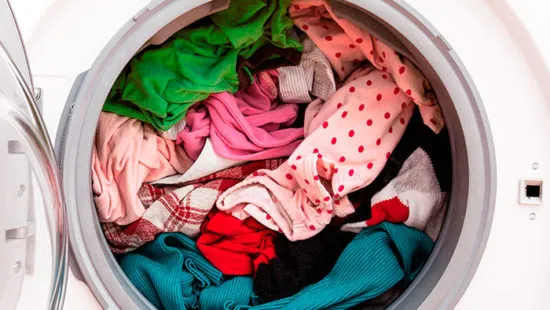 Перегрузка стиральной машины слишком большим количеством белья вызывает тряску или вибрацию машины.
